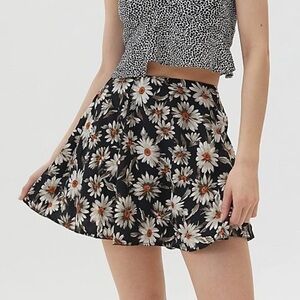 Urban‎ Outfitters Black Daisy Print Liz Mini Skirt Size L Lined Side Zip
